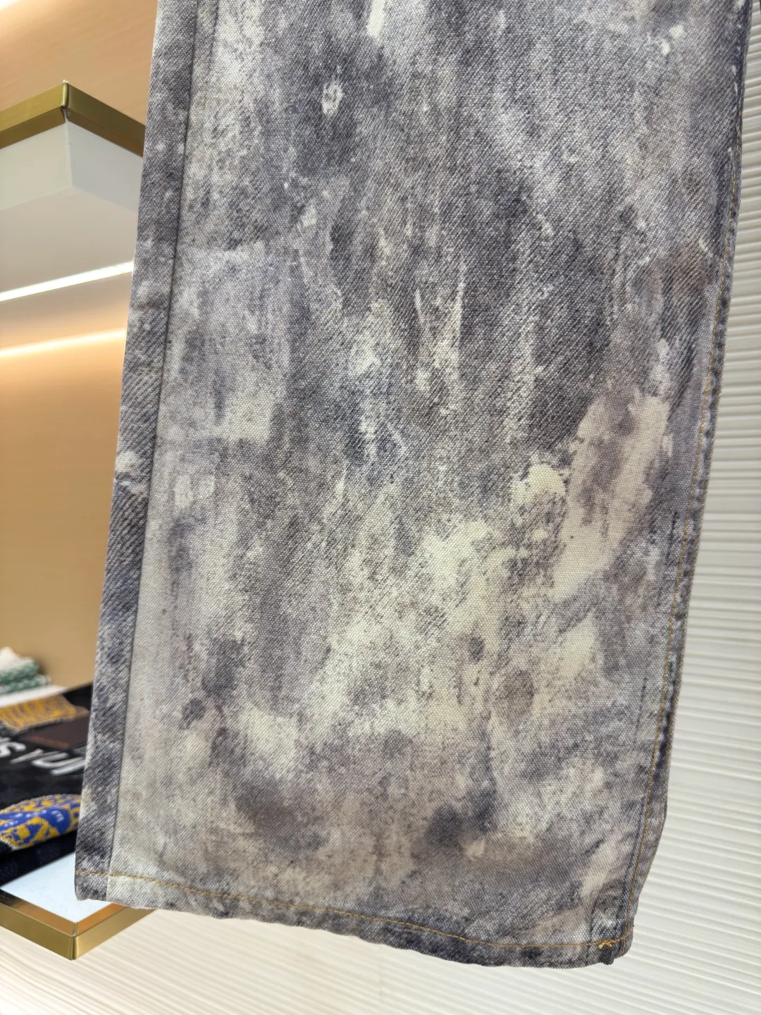 Acne Studios 3D printed jeans ●Item number: 1680127-A75 ●Fabric: brushed and non-elastic ●Technology: 3D printing ●Version: fitted fit ●Size: 44-46-48-50-52 ●Description: Brushed non-elastic fabric can produce a 3D effect. The difficulty is to correct the printing details eight times before and after, adjust the color six times, and then use laser burning to position and cut. This series is quite complicated. It can be matched with the same style to create a fashionable look and control various occasions. Customized accessories, three complete standards, the same style for men and women!